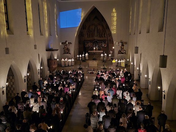 2026.04.04_Osternacht_MS_Gemeinde_mit_Kerzen.jpg
